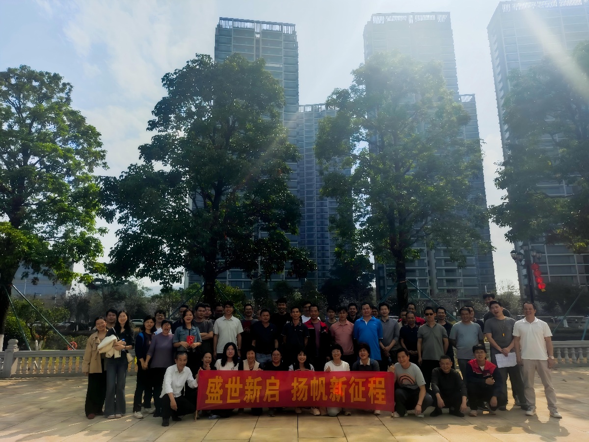 公園合影(1)(1).jpg 公園合影(1)(1).jpg